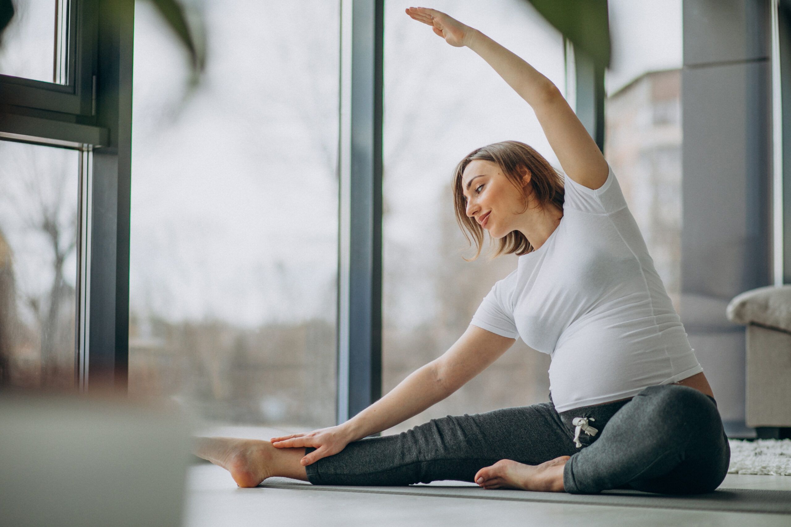 ejercicio en embarazo con yoga para gestión del estrés y movilidad