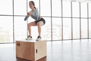 Entrenadora realizando ejercicios funcionales durante formación fitness clínica en 2026