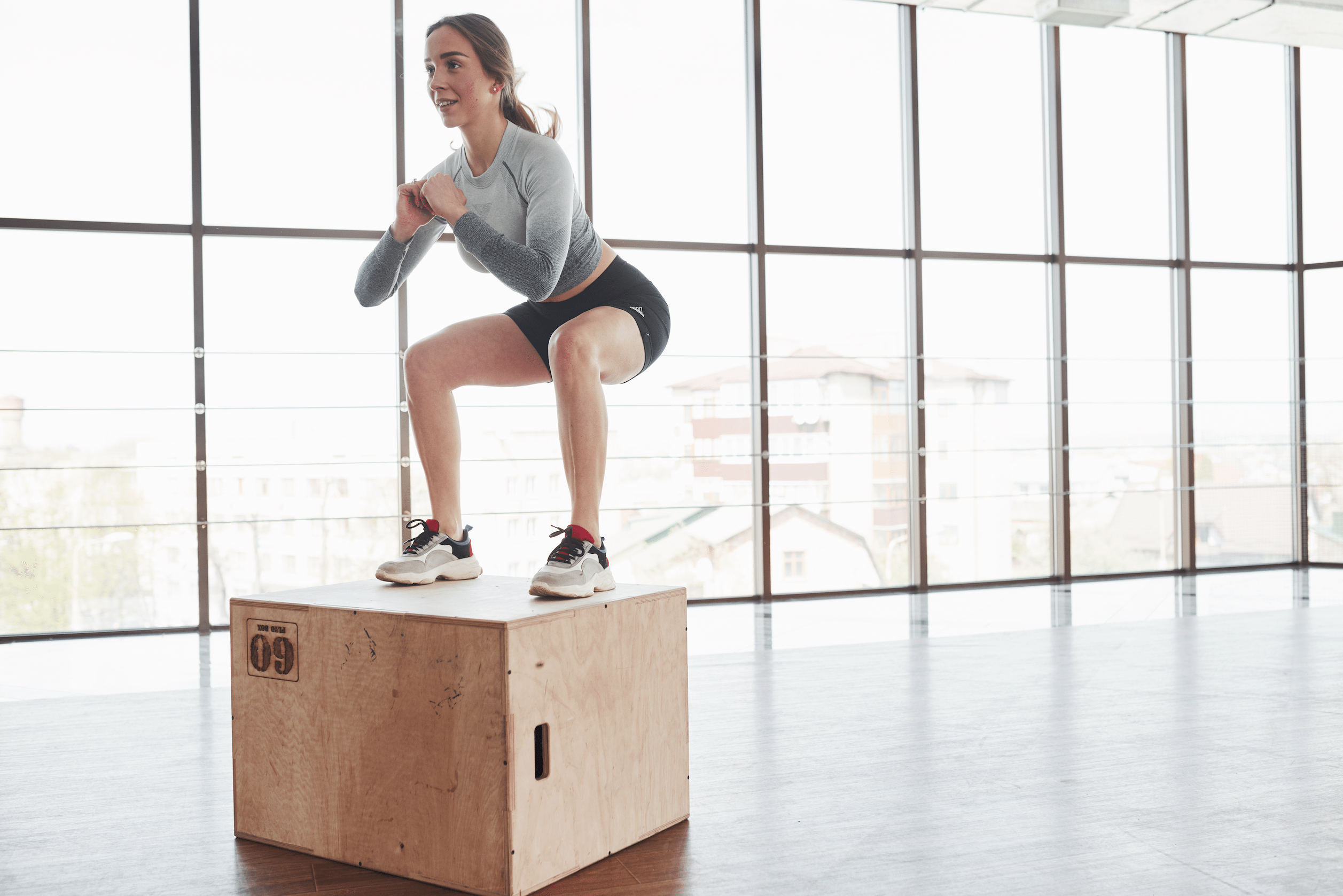 Entrenadora realizando ejercicios funcionales durante formación fitness clínica en 2026