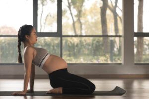 entrenamiento para embarazo con ejercicios de movilidad y fuerza en postura de yoga